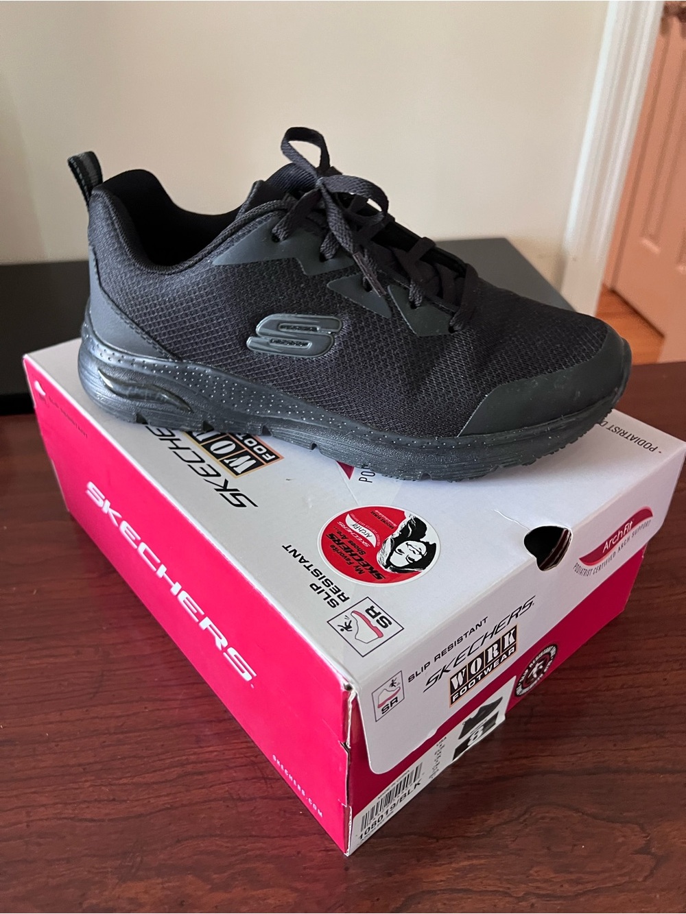Like New Skechers Women's Black Slip Resistant Arch Fit Athletic Shoes size 8